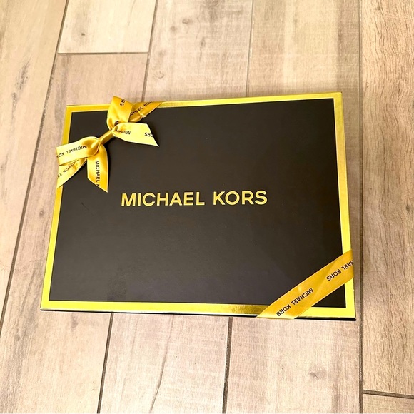 New Michael Kors small Gift Box - Picture 1 of 5